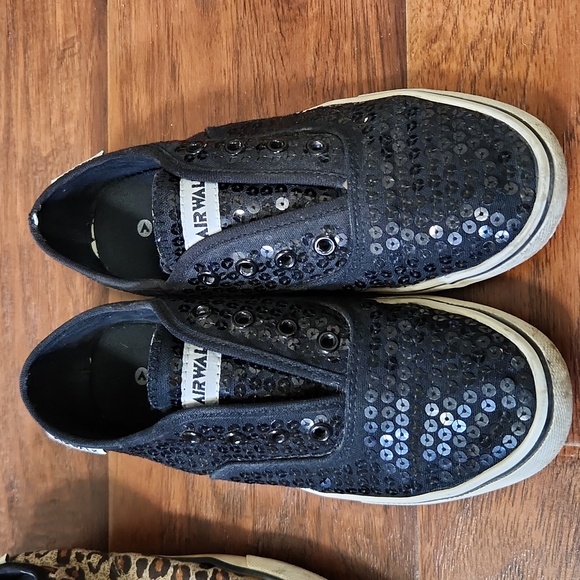 Canvas walking shoes, two pairs - Picture 3 of 6